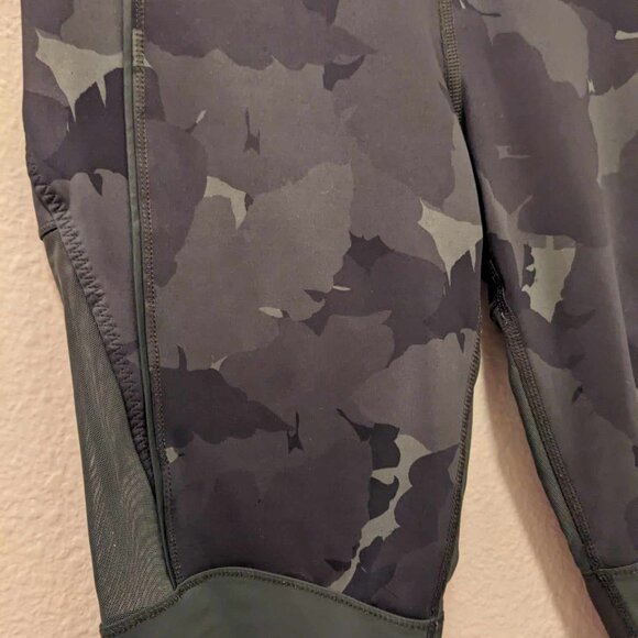 Lululemon 3/4 leggings - Green/Camo - Size 8 - Picture 4 of 8